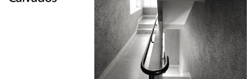 cage d'escalier en noir et blanc