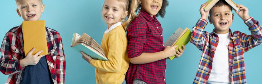 enfants souriant avec les livres
