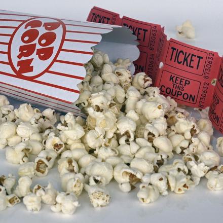 popcorn et ticket de cinema