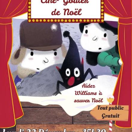 deus enfants et un lutin derrière rideau de cinéma